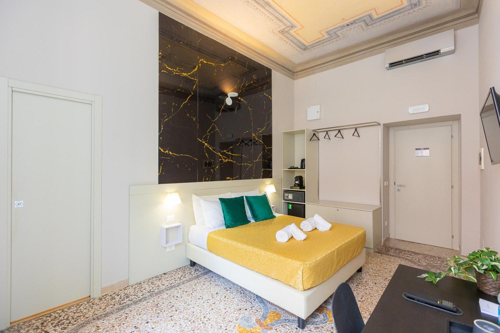 Iron Cityaus Termini Rome Exterior photo